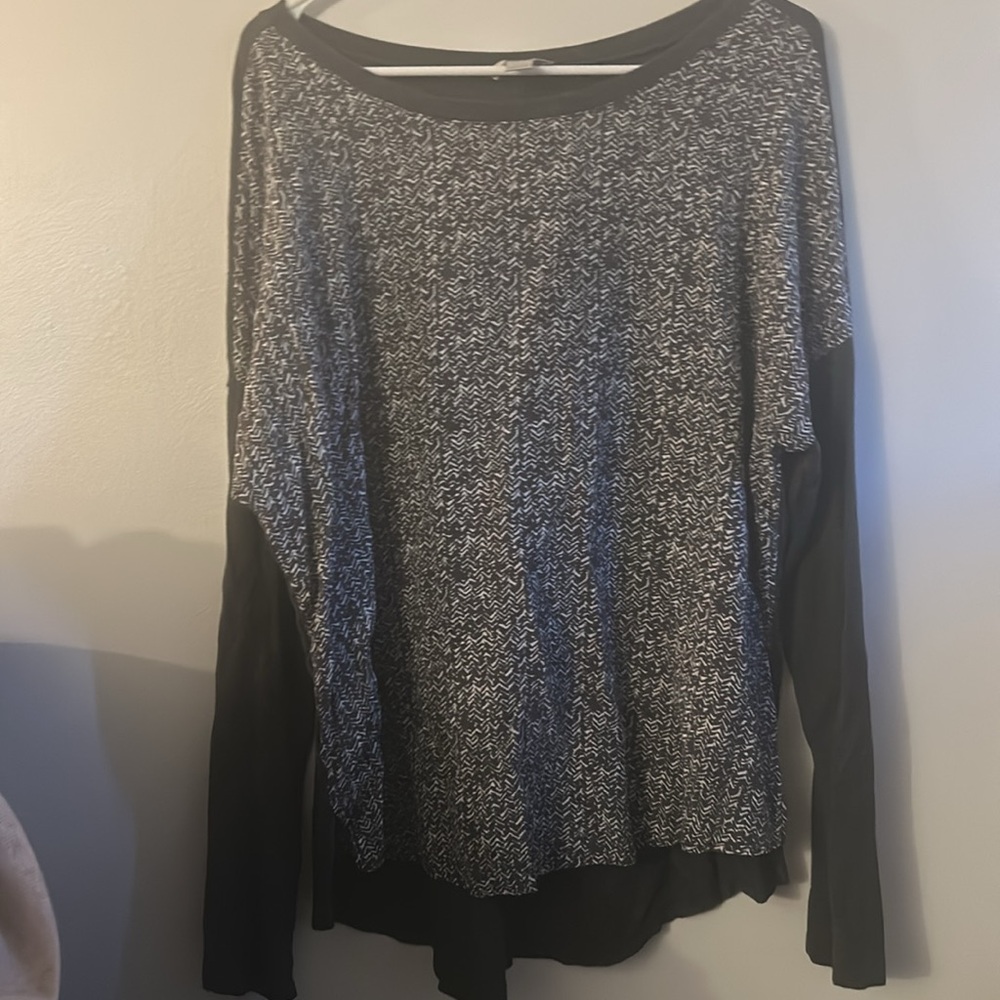 Loft high low top long sleeves size L gray white small chevon pattern